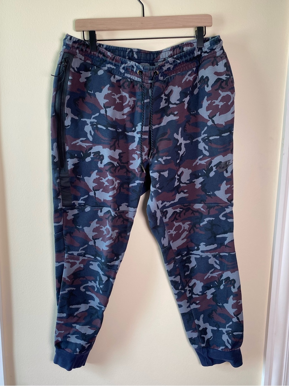 Nike Men’s Athletic Sweatpants/ Joggers Army Camp Blue And Maroon Size XL